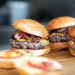 Cuisinez un bon burger aux haricots noirs, maïs et à la patate douce